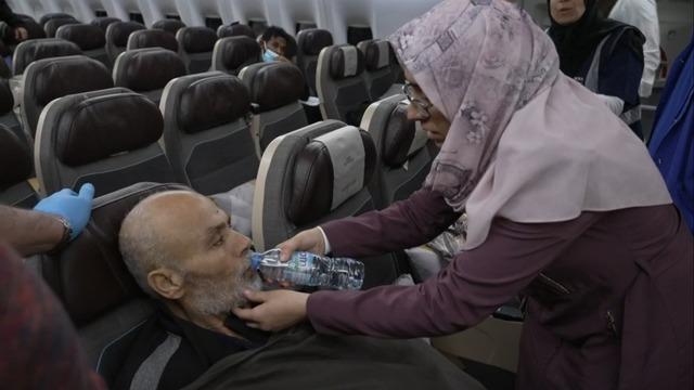 cbsn-fusion-on-board-an-emergency-evacuation-flight-from-gaza-thumbnail-2545852-640x360.jpg 