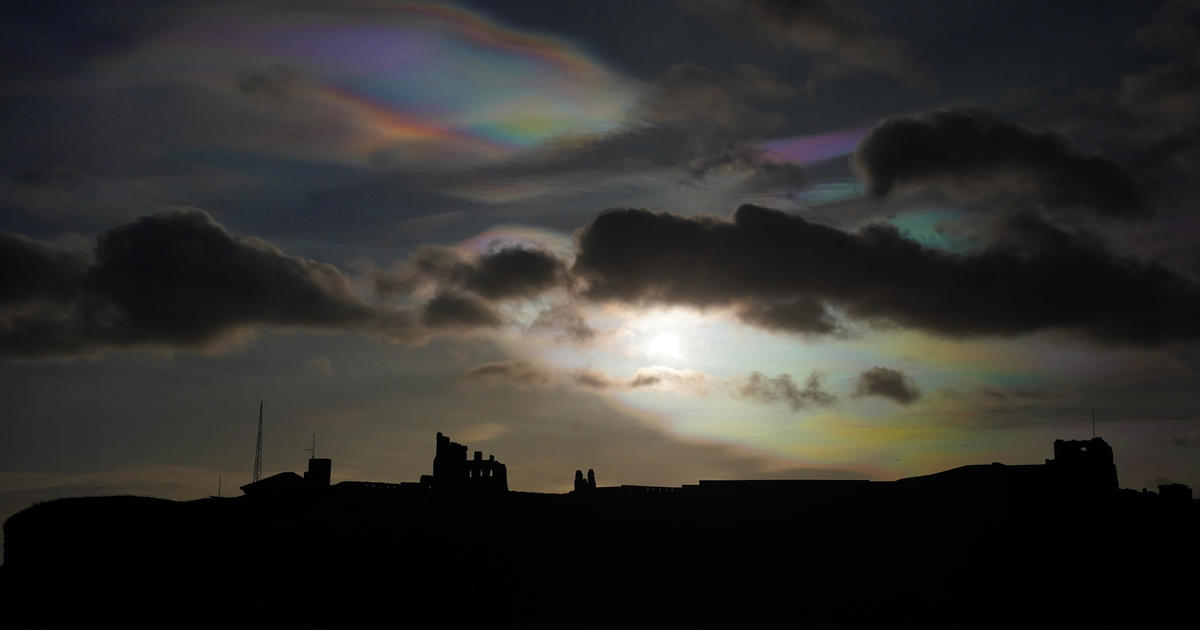 Beobachten Sie die seltene Regenbogenwolke, die sich gerade über Irland und England gebildet hat