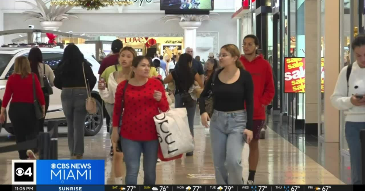 1000’s race to Miami Worldwide Shopping mall for previous-moment holiday purchasing on Super Saturday