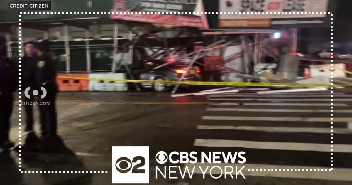 2 hurt after car crashes into scaffolding in Flatbush - CBS New York