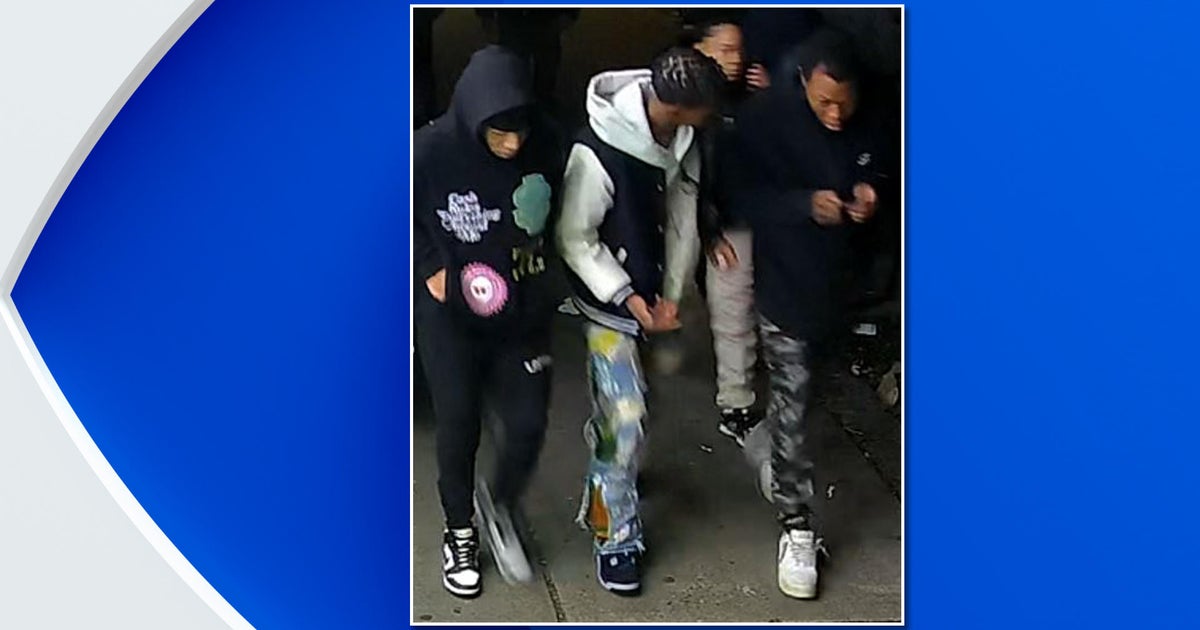 Man stabbed, robbed at Bronx subway station on Christmas Eve - CBS New York