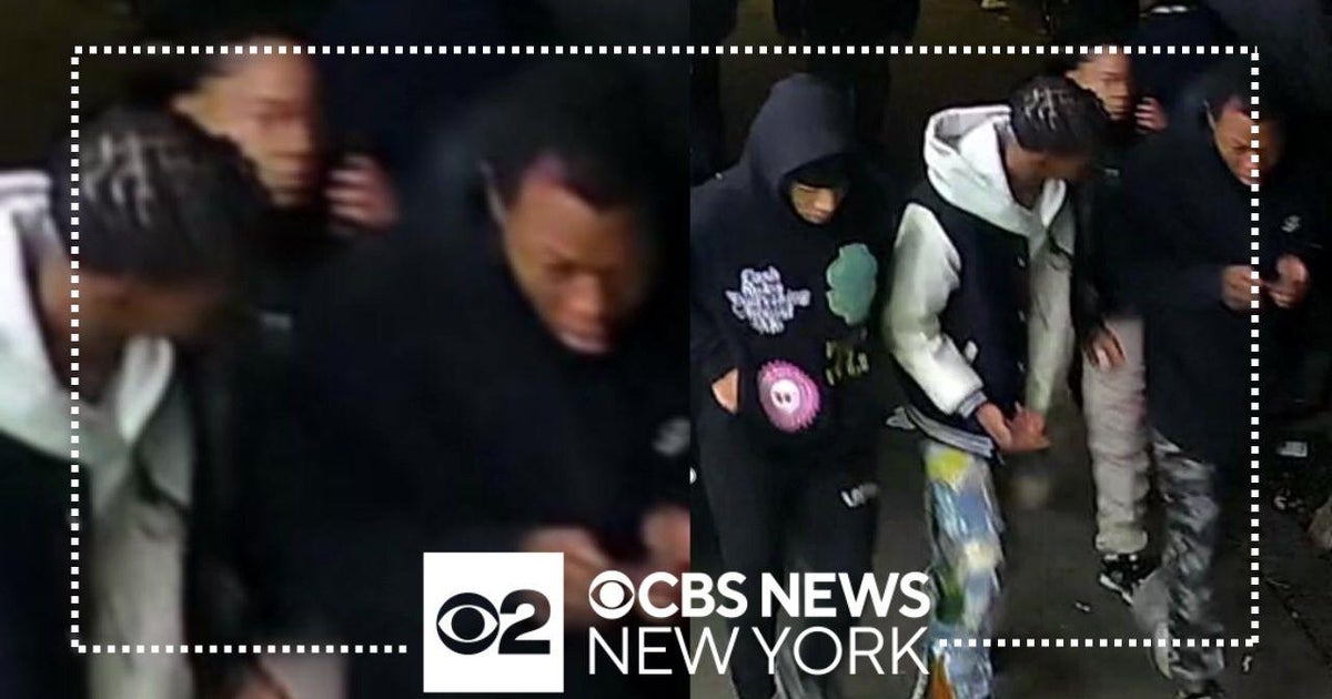 Man stabbed, robbed at Bronx subway station on Christmas Eve - CBS New York
