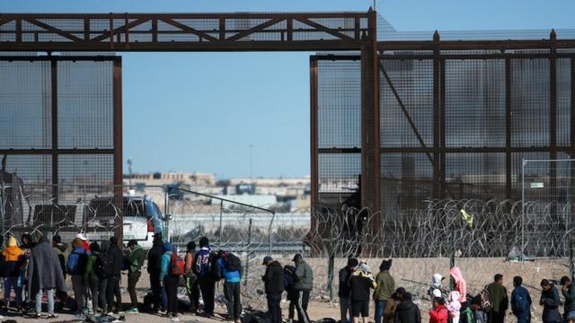 cbsn-fusion-mexico-taking-new-steps-to-curb-migrant-crossings-white-house-says-thumbnail-2560111-640x360.jpg 