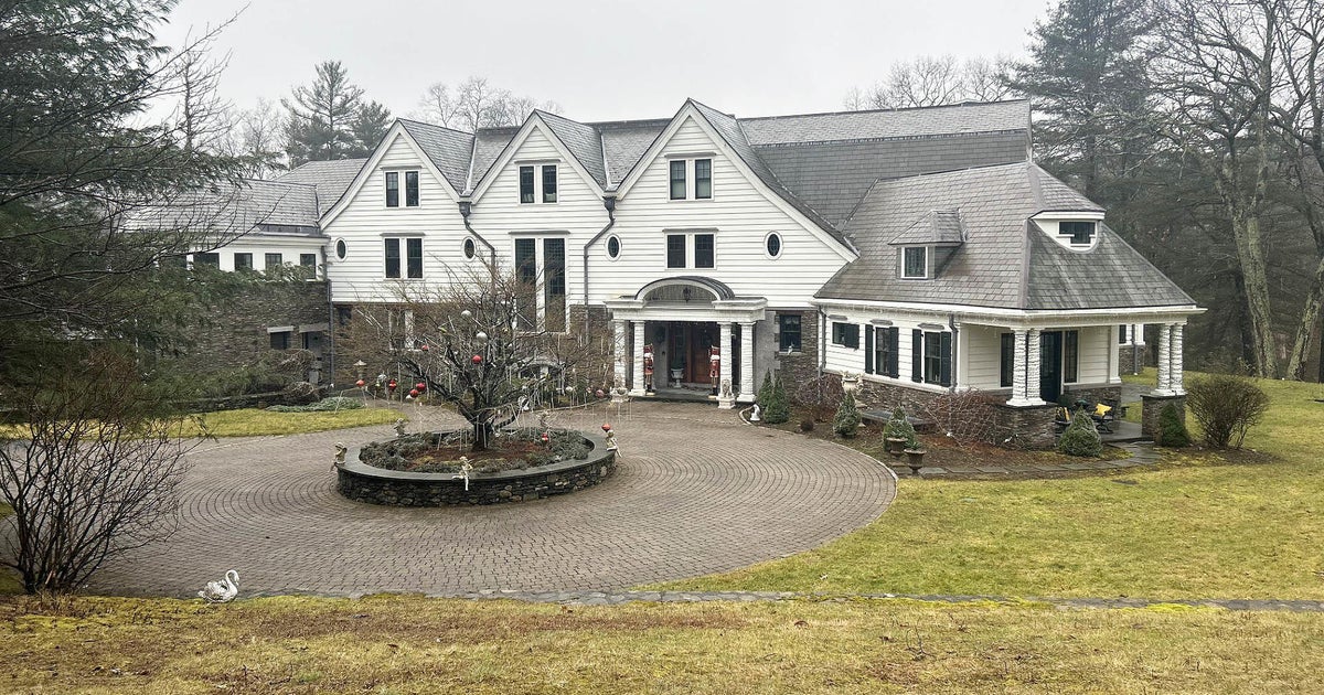 Pareja de Dover y su hija adolescente encontradas muertas en su casa