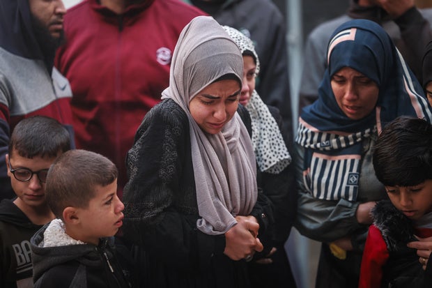 Tens of thousands flee central Gaza as Israel's offensive expands