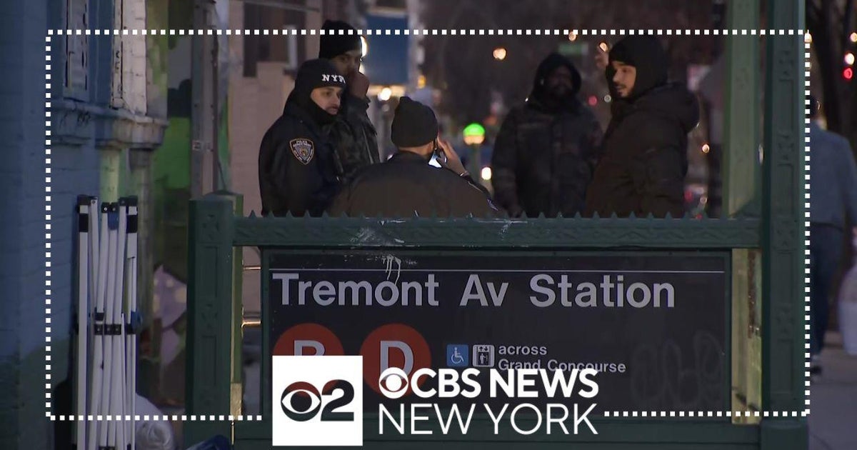 16-year-old boy stabbed on subway in the Bronx - CBS New York