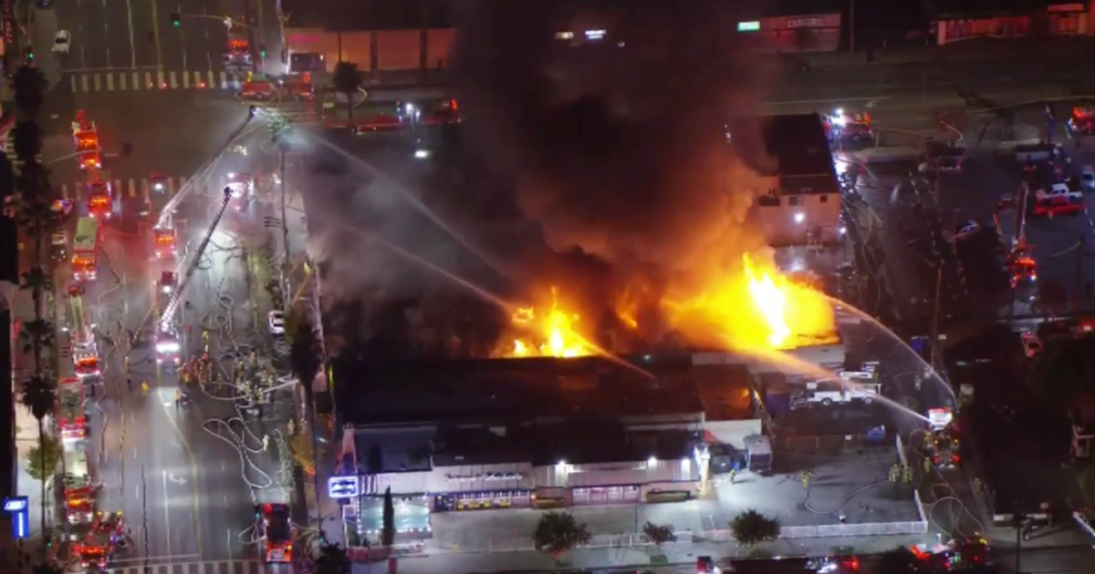 Firefighters battle massive fire at commercial building in Van Nuys ...