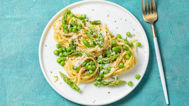Pasta asparagus and green peas
