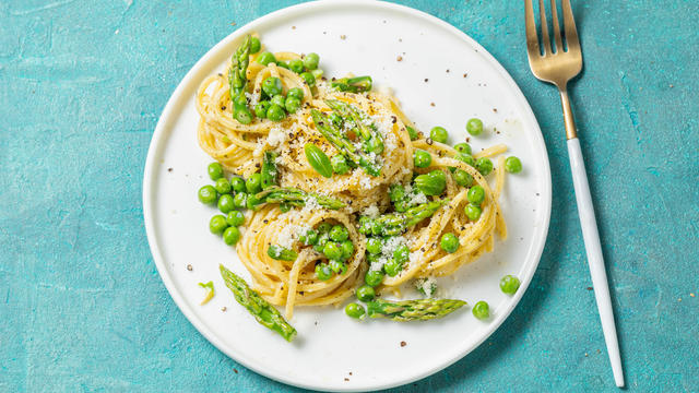 Pasta asparagus and green peas 