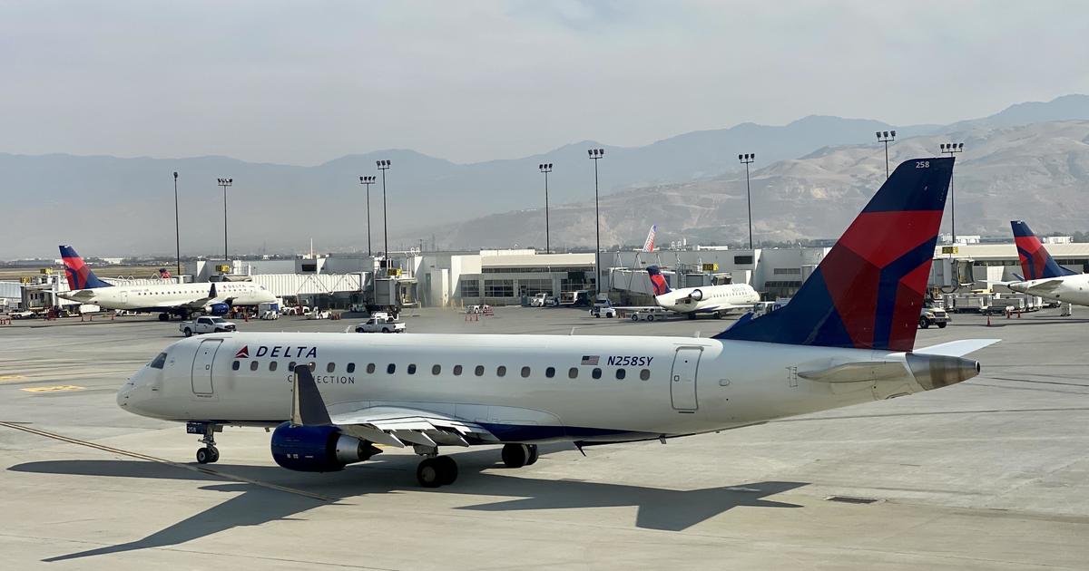 Ambtenaren zeggen dat een man stierf nadat hij in de motor van een vliegtuig was gekropen op de luchthaven van Salt Lake City