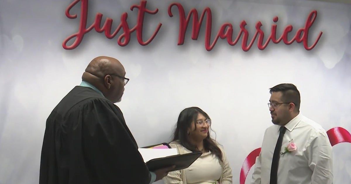 Late CTA bus leads Cook Co.'s first marriage of 2024 - CBS Chicago