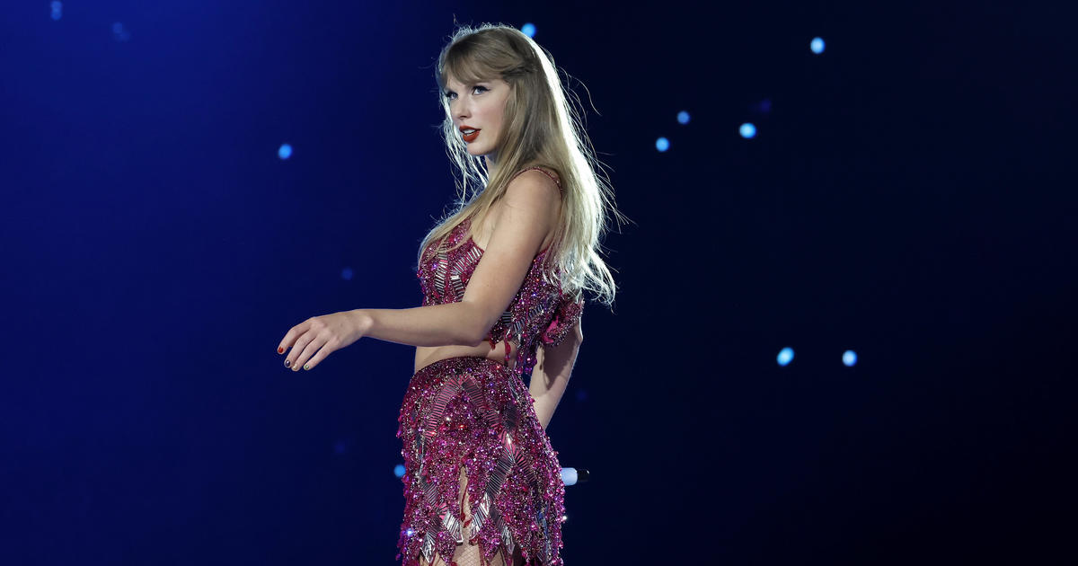 Image for article Golden Globenominated Taylor Swift appears to skip Chiefs game with Travis Kelce ruled out  CBS News