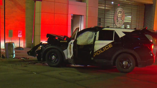 golden-valley-police-squad-car-hits-federal-reserve-bank-building-in-minneapolis.jpg 