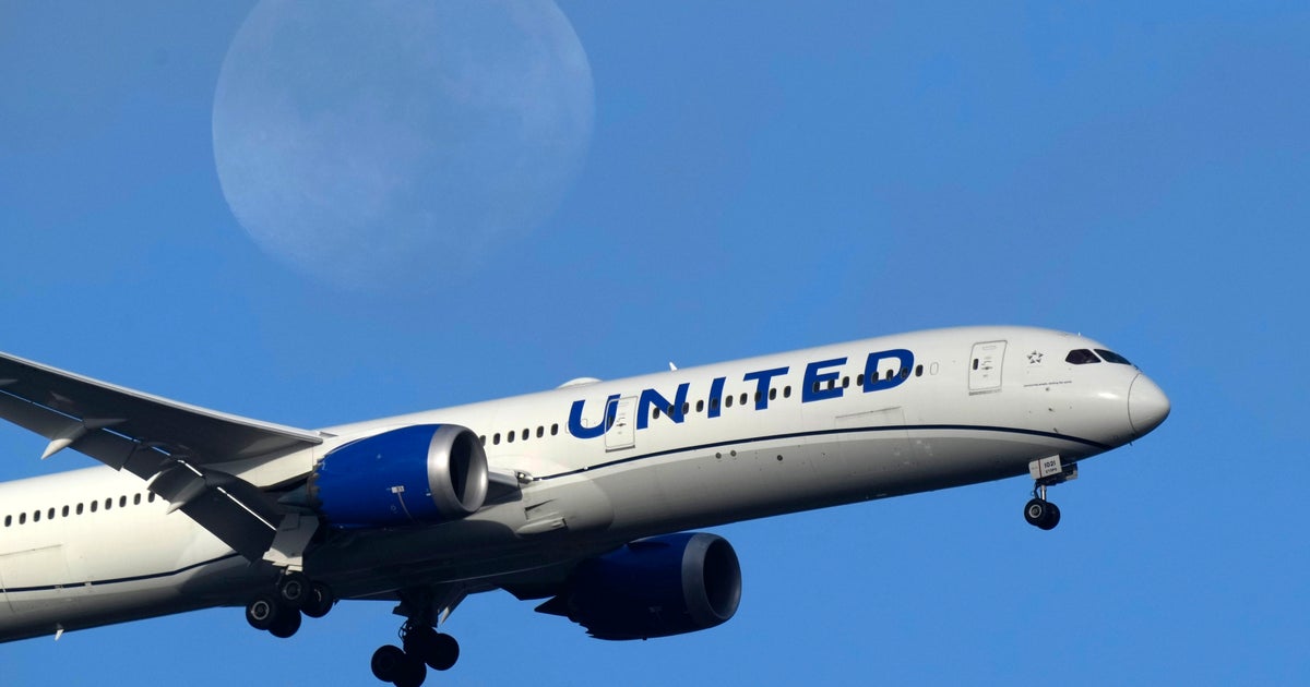 United Airlines airplane makes an crisis landing in Tampa