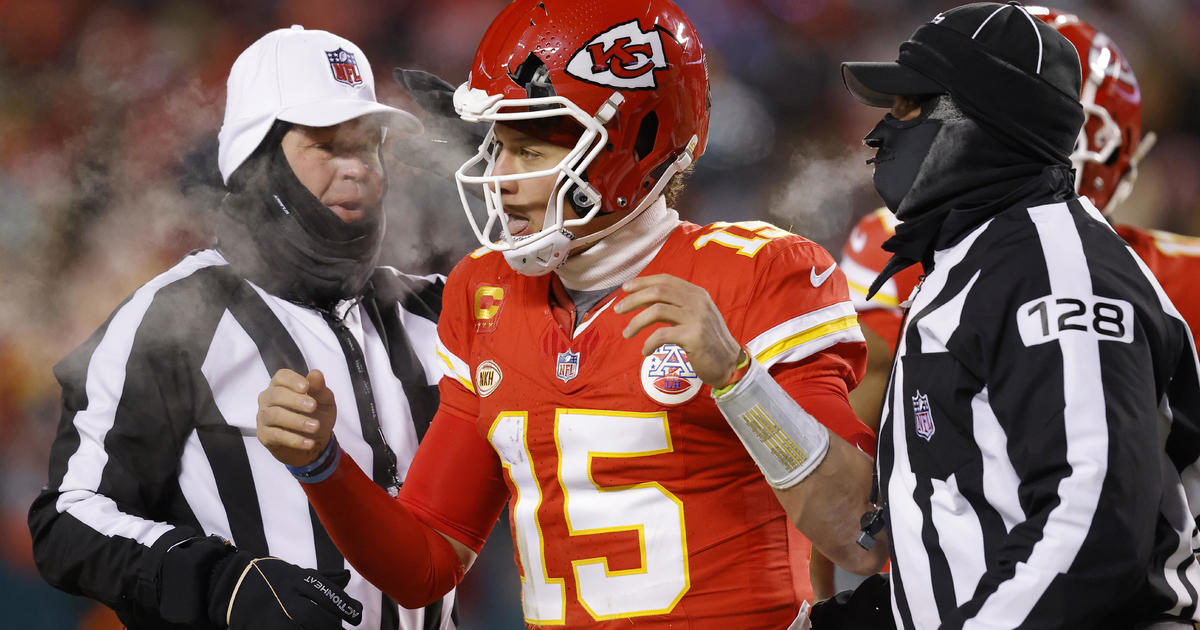 Patrick Mahomes’ helmet gets smashed during a frigid playoff game between the Chiefs and Dolphins