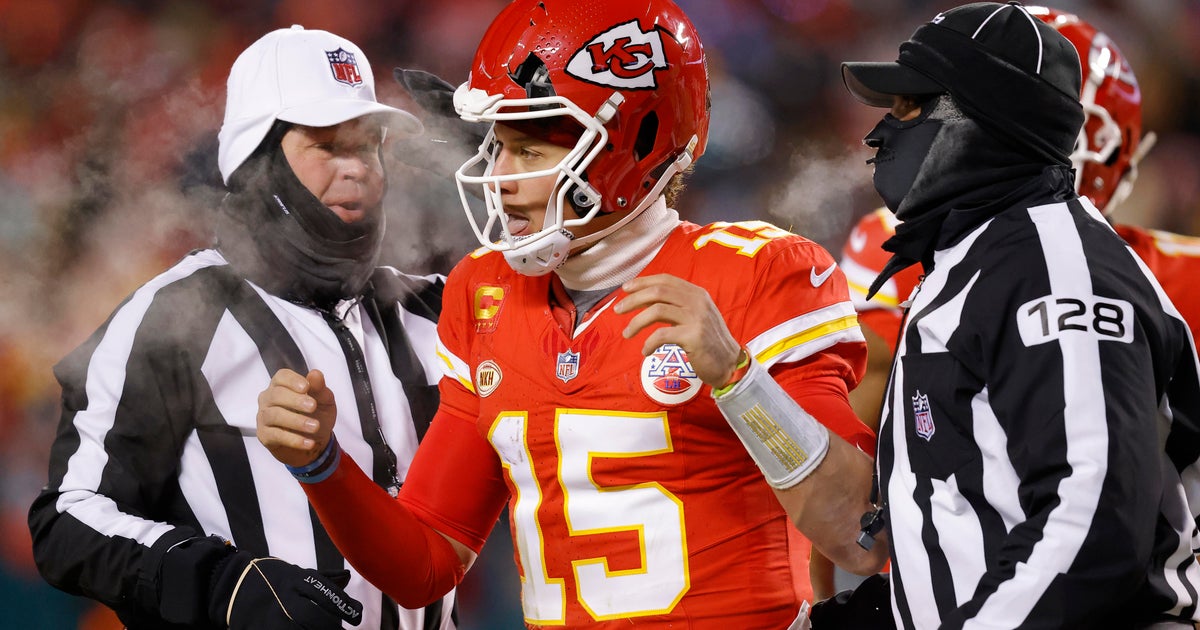 Helm Patrick Mahomes pecah saat pertandingan playoff yang dingin antara Chiefs dan Dolphins Helm Patrick Mahomes pecah saat pertandingan playoff yang dingin antara Chiefs dan Dolphins