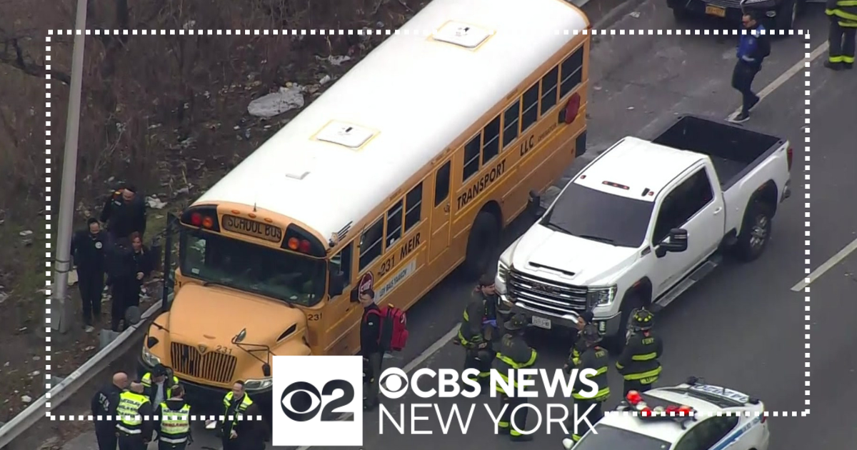School bus involved in crash on Nassau Expressway in Queens - CBS New York