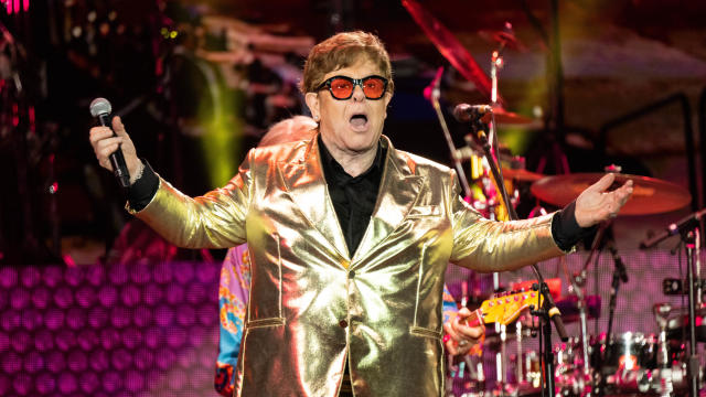 Elton John thanks the crowd on the last of 3-night stand 
