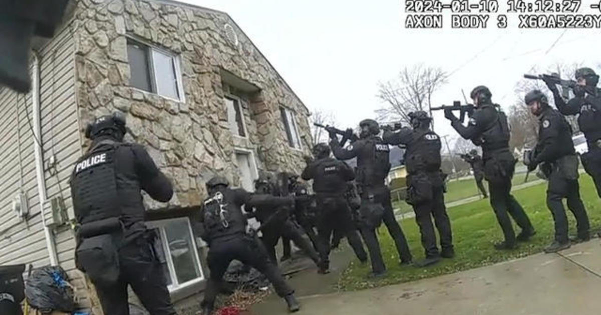New video raises questions over Ohio police raid - CBS News