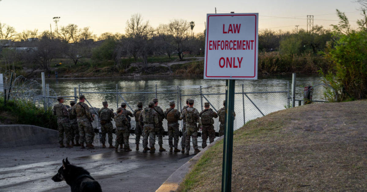 Тексас се противопоставя на федералната заплаха да изостави граничната зона, създавайки правна конфронтация