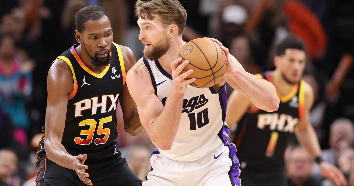 Suns comback in 4th quarter, beat Kings 119-117