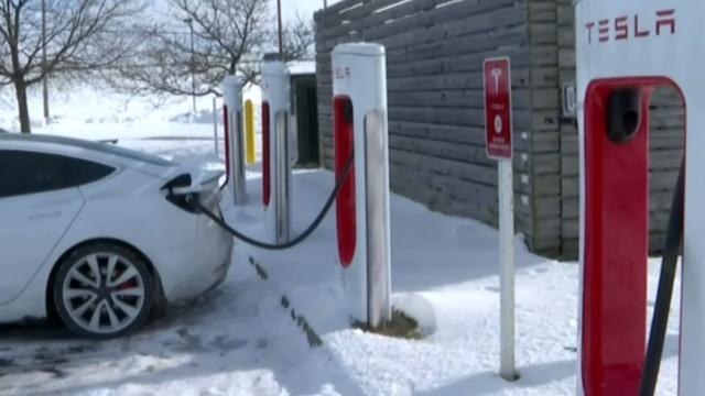 cbsn-fusion-electric-vehicle-owners-are-struggling-in-cold-weather-thumbnail-2611558-640x360.jpg 