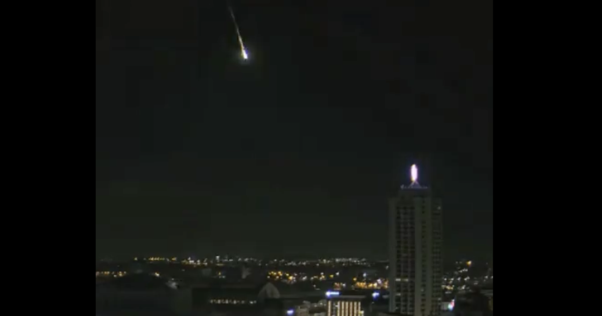 Видео показва малък астероид, който гори, докато се движи в небето над източна Германия
