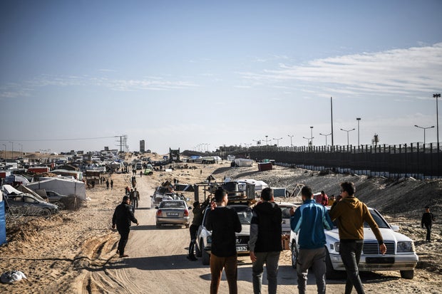 Displaced Palestinians seek shelter near Egyptian border in Rafah