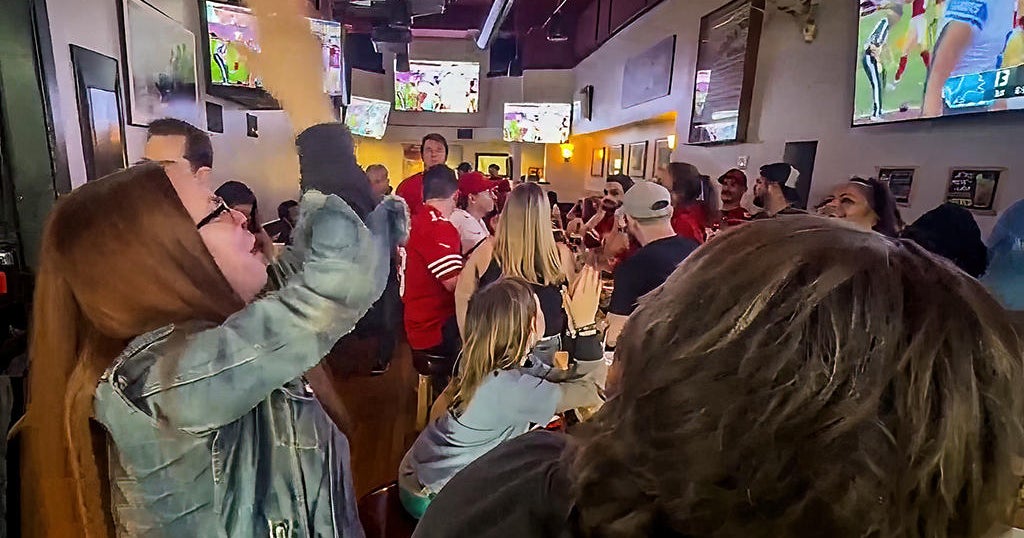 49ers fans crowd S.F. Mission District bars - CBS San Francisco