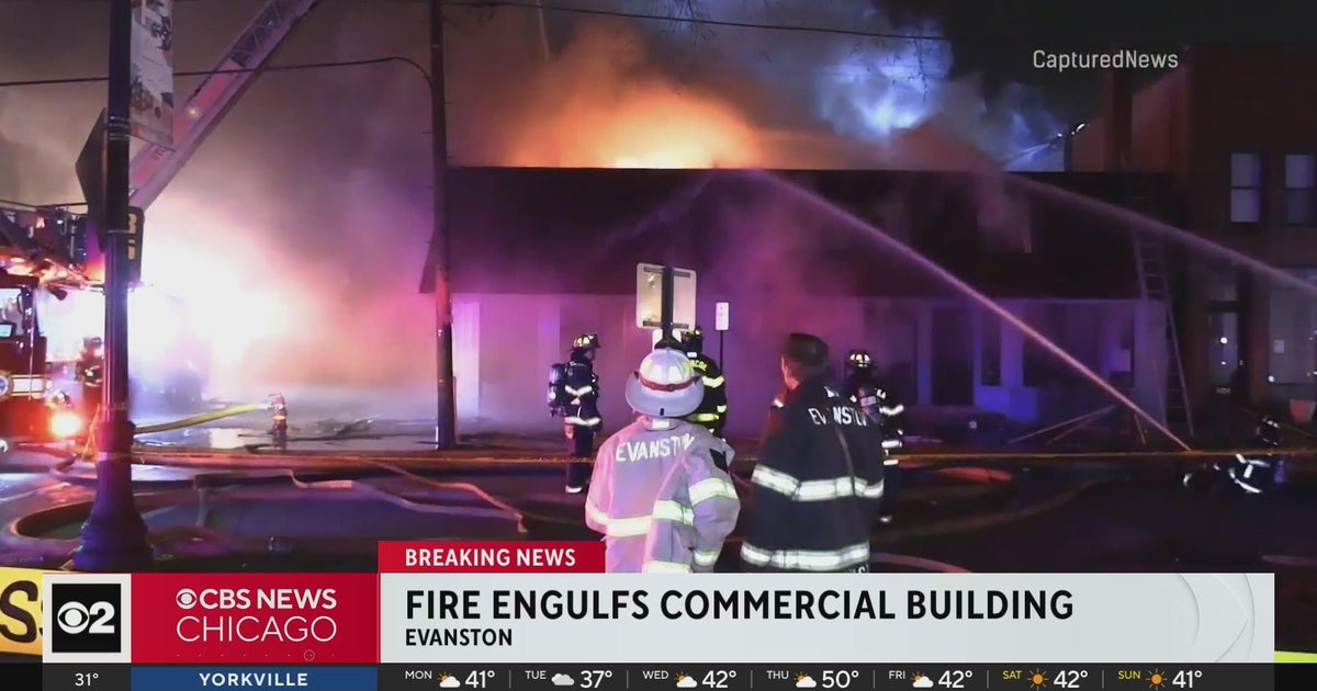 11 fire departments battle massive building fire in north Chicago ...