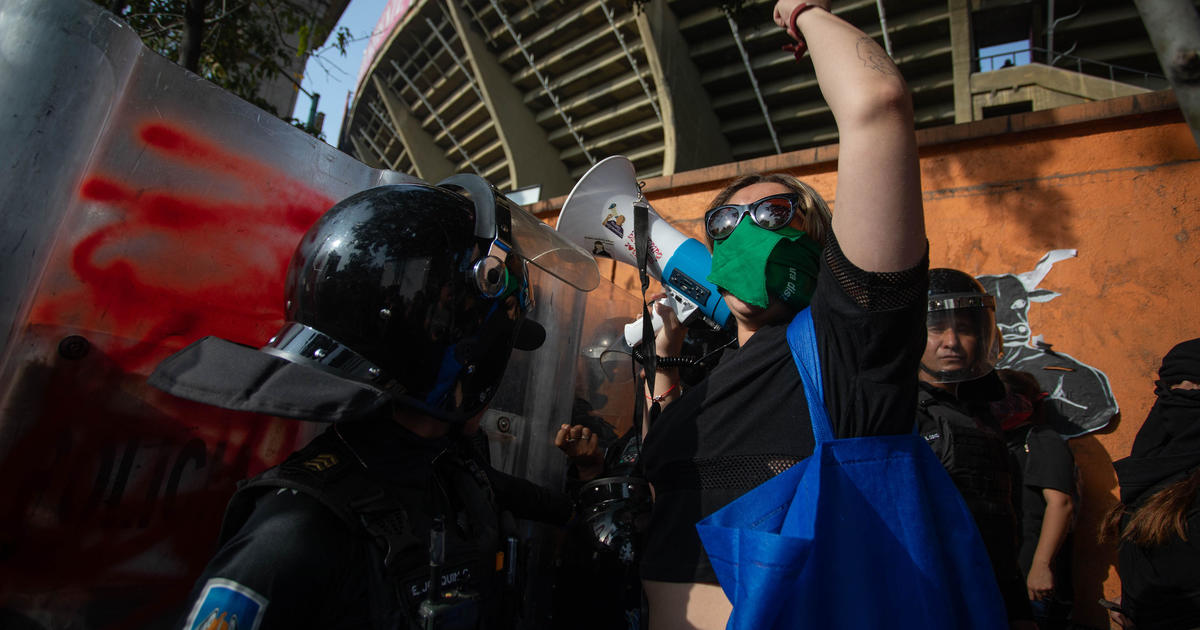 С протестиращите извън пълната арена коридите се подновиха в Мексико