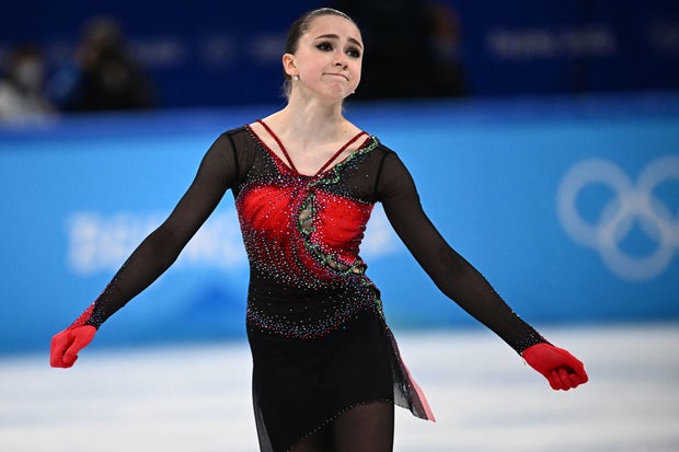 La rusa Kamila Valieva reacciona después de competir en un evento de patinaje artístico femenino durante los Juegos Olímpicos de Invierno en el Estadio Cubierto Capital de Beijing el 17 de febrero de 2022.