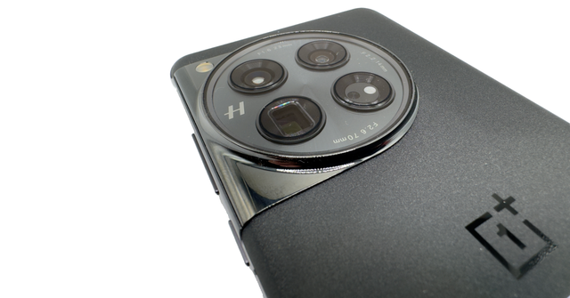 OnePlus 12 Smartphone Review 