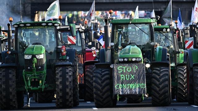 cbsn-fusion-farmers-in-france-blocking-roads-to-paris-with-manure-farm-equipment-over-wages-thumbnail-2643808-640x360.jpg 