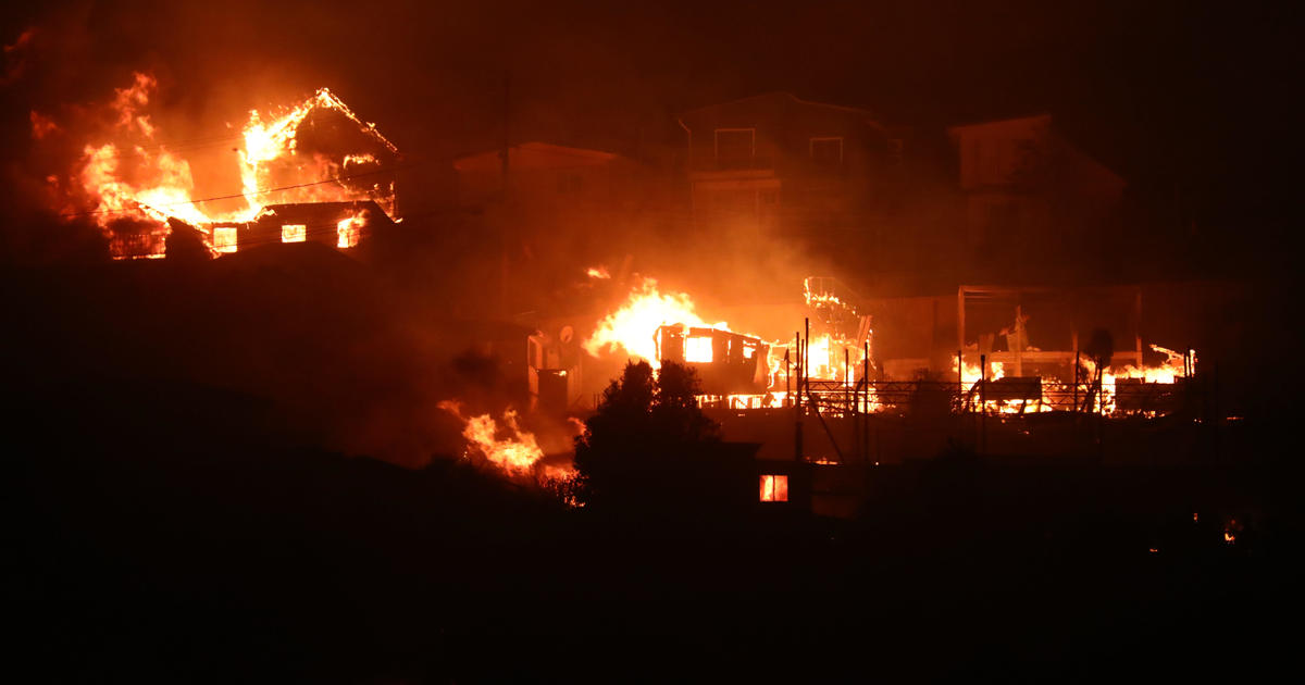 Pelo menos 46 pessoas morreram no Chile em consequência de incêndios florestais que atingiram áreas densamente povoadas.
