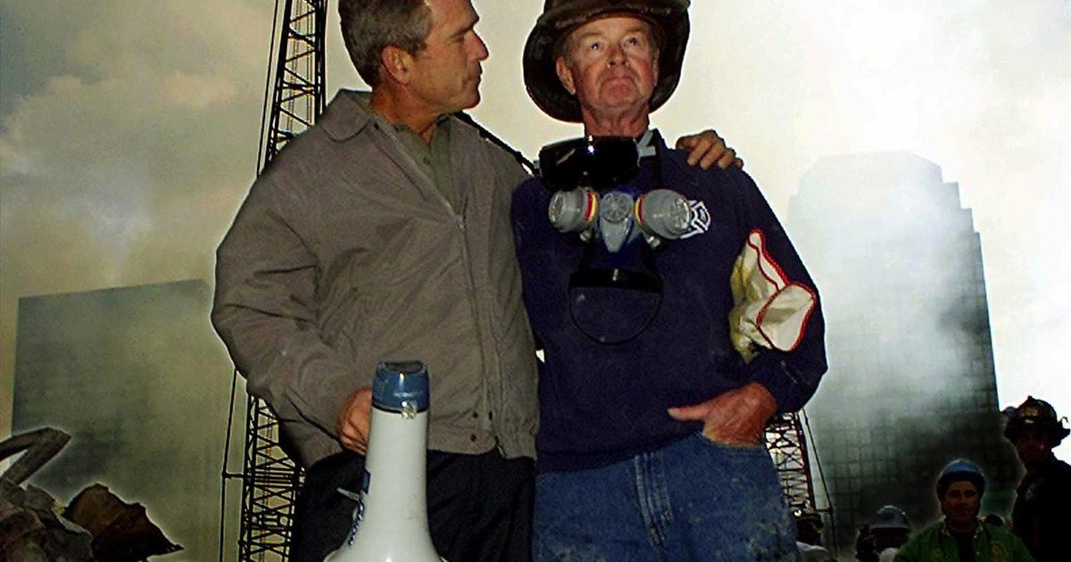 Почина пожарникарят от FDNY Боб Бекуит от емблематичната снимка на 11 септември с президента Джордж У. Буш
