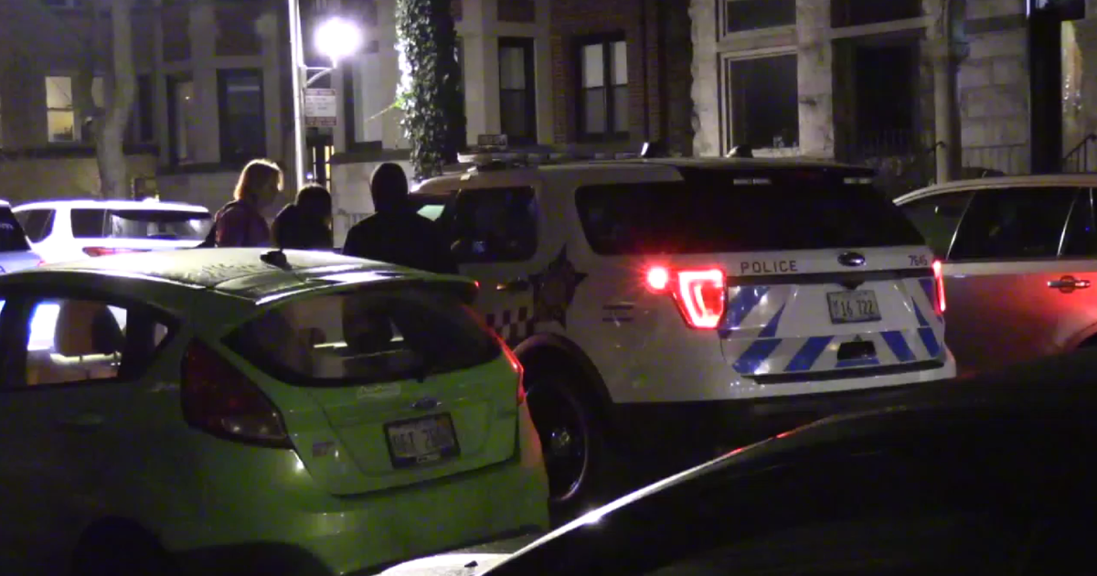 2 women robbed at gunpoint on Chicago's North Side - CBS Chicago