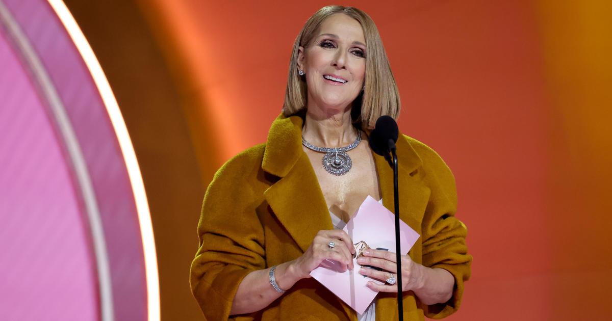 Céline Dion fait une rare apparition aux Grammys après un diagnostic du syndrome de la personne raide et remet son prix à Taylor Swift