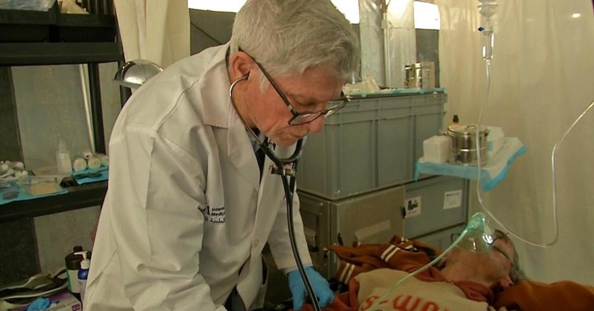 В болница в Газа, докато американски лекари помагат да се извърши „малко чудо“, за да се спаси млад живот, разбит от войната