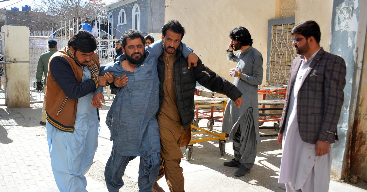 Избирателни офиси в Пакистан, ударени от двойни бомбени атентати, убивайки най-малко 24 души ден преди парламентарния вот