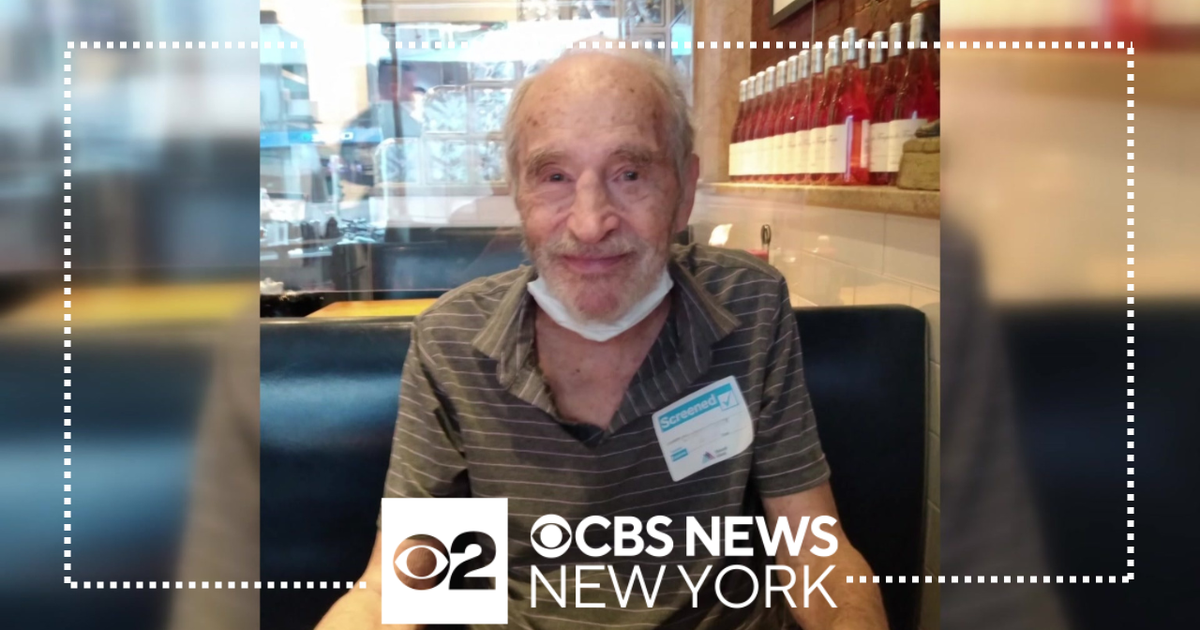 91-year-old man assaulted in attempted robbery on Upper West Side - CBS ...
