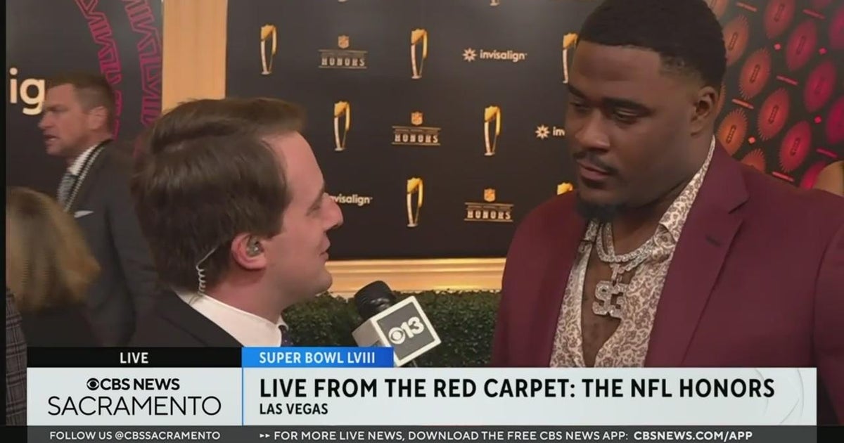 Andrew chats with Walter Payton Man of the Year nominee Justin Jones