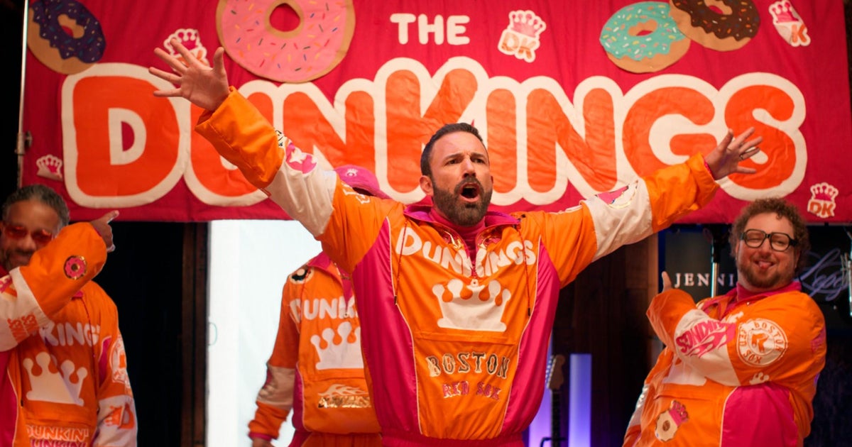 Ben Affleck, Tom Brady, Matt Damon star in Dunkinโ Super Bowl ...