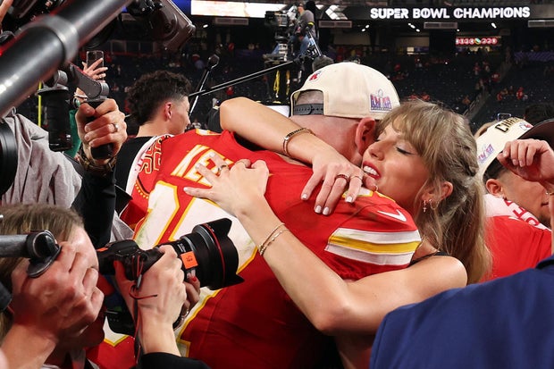 taylor-swift-travis-kelce.jpg 