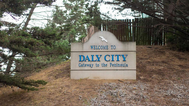 daly-city-sign-872078002.jpg 