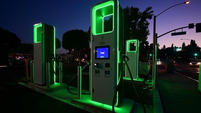 cbsn-fusion-inside-the-slow-rollout-of-electrical-vehicle-charging-stations-thumbnail-2697072-640x360.jpg 