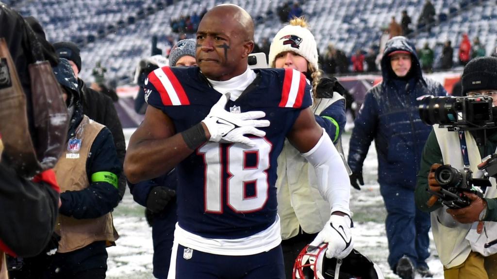 Matthew Slater was greeting Patriots players on first day of offseason
workouts