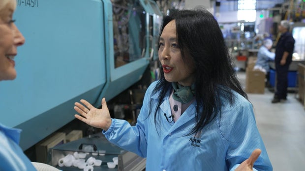 龚向伟与莱斯利·斯塔尔(Lesley Stahl)对话