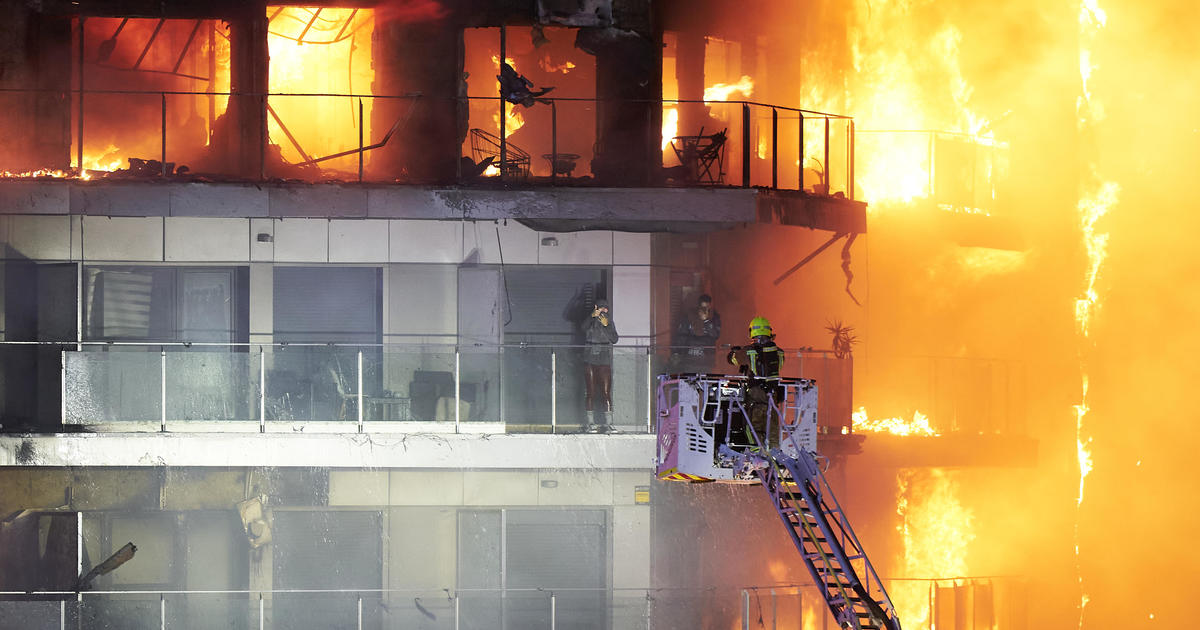 Пожар хвана в капан жители на две високи сгради във Валенсия, Испания, ранявайки най-малко 7