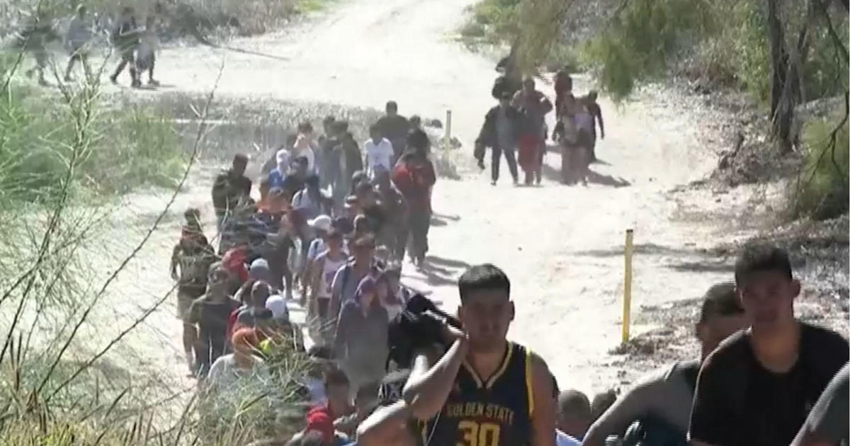Hundreds of migrants brave treacherous conditions along Arizona border